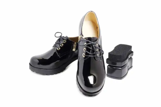 Bien entretenir des chaussures vernies synthétiques sans les ternir