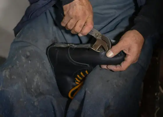 Chaussure en simili cuir qui s'effrite - que faire ?