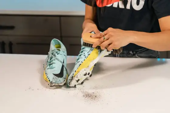 Nettoyer des crampons qui sentent mauvais sans les abîmer